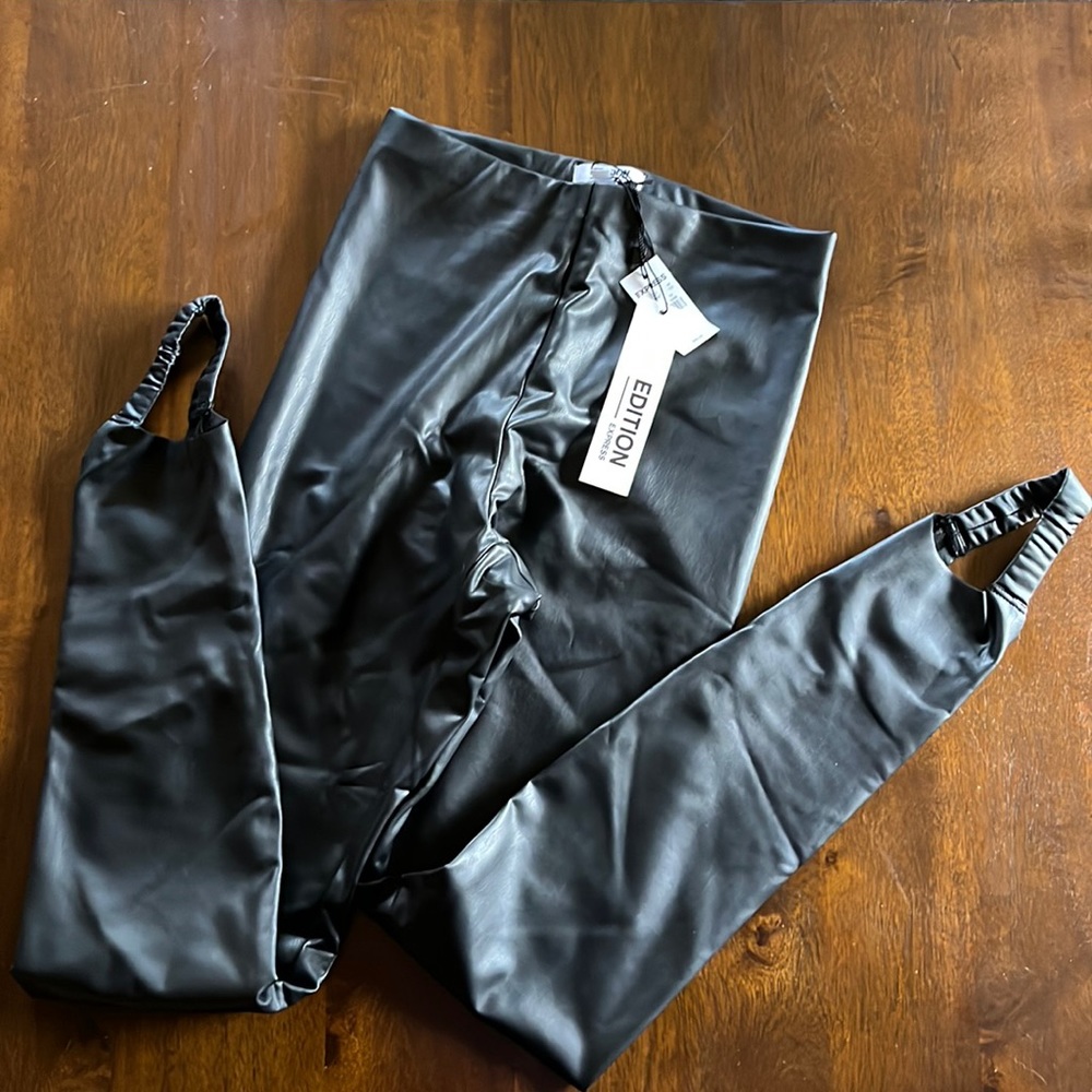 Faux leather leggings with stirrups